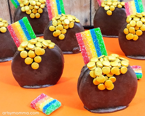 St Patrick’s Day Dessert Idea: Pot of Gold Oreo Cookies with Rainbows