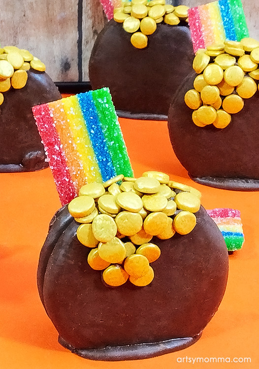 St Patrick's Day Dessert Idea: Make Pot o' Gold Oreos With Rainbows